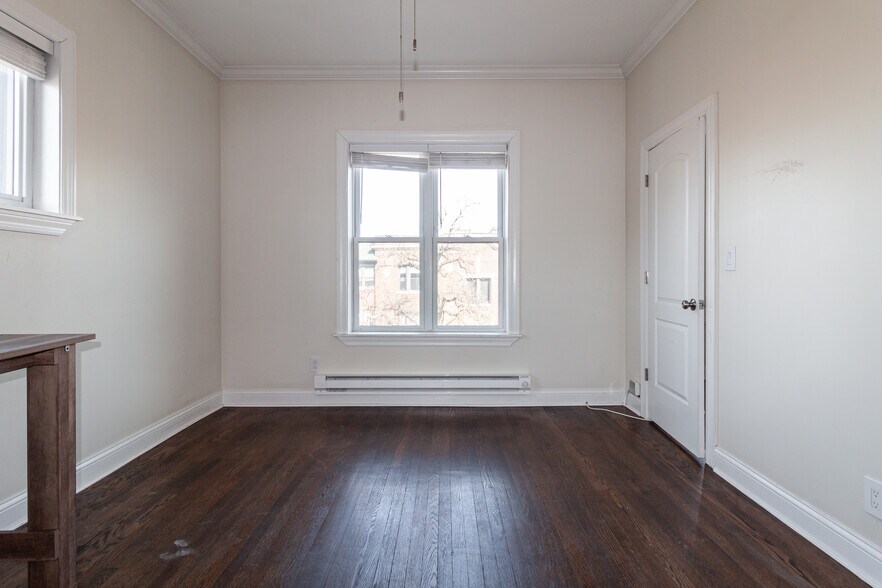 Building Photo - 923 W Waveland Ave