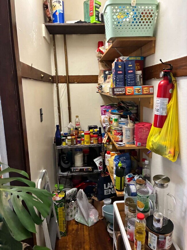 Building Photo - 4 Bed 2 Bath close to UWEC!