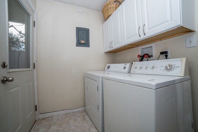 Building Photo - Lovely 3bed House off West Boulevard!!