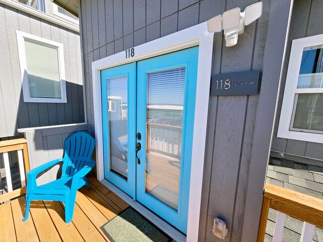 Building Photo - 118 S Pacific St