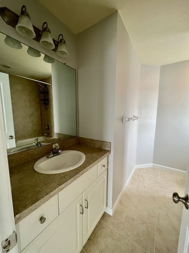 Building Photo - 3BD/3.5BA Condo w/ Garage in Chicks Beach!...