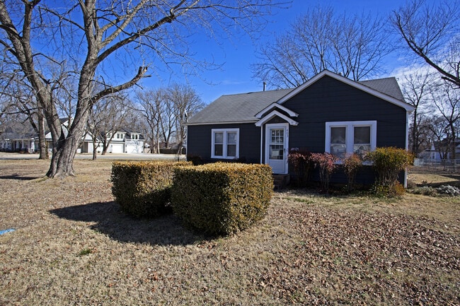 Building Photo - ***403 SW E Street***