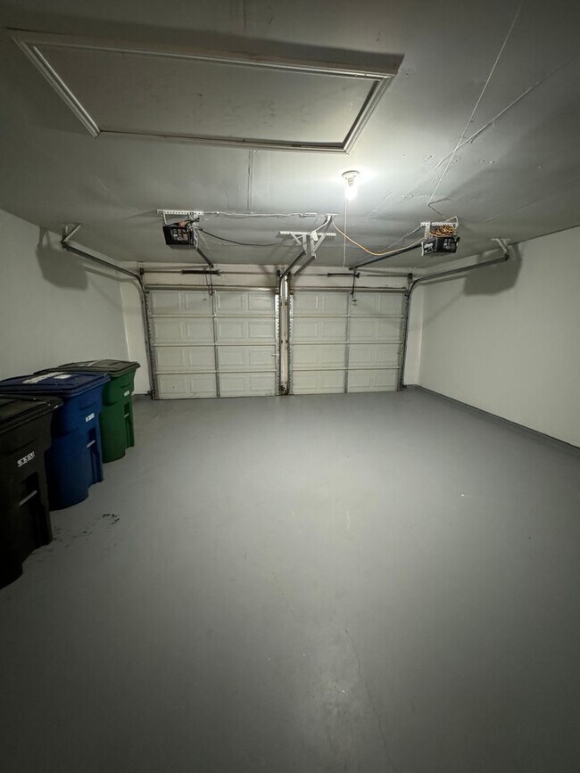 Building Photo - NICE 3 BEDROOM HOME WALKING DISTANCE TO THE NORTHERN HILLS GOLF COURSE!  FIREPLACE IN LIVING*STOV...