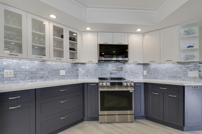 Building Photo - 515 Bay Colony Dr N
