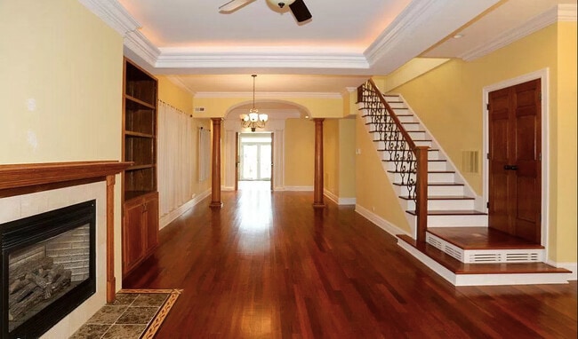 Living Room w/ Fireplace - 2039 W Homer St