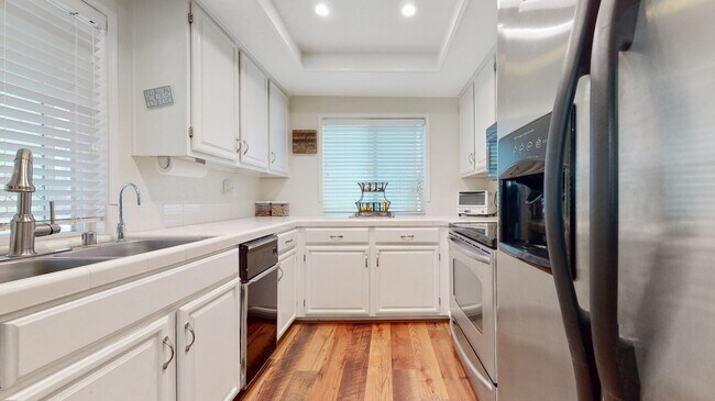 Building Photo - Charming 2-bedroom in Redwood Shores - $3,995/mo