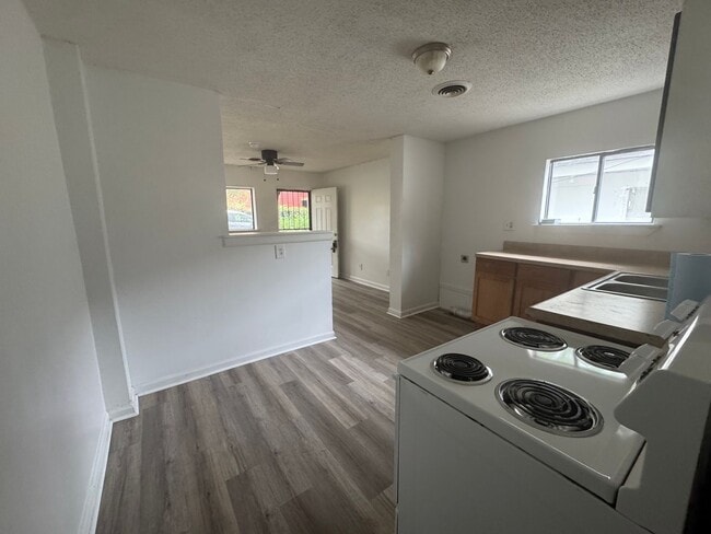 Building Photo - 2 Bedroom one bath