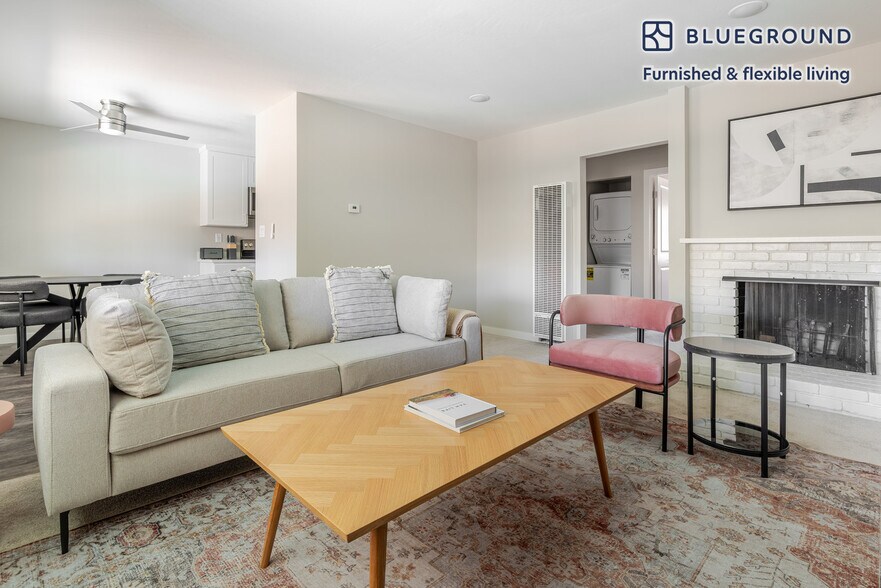 Building Photo - 910 Rockefeller Dr