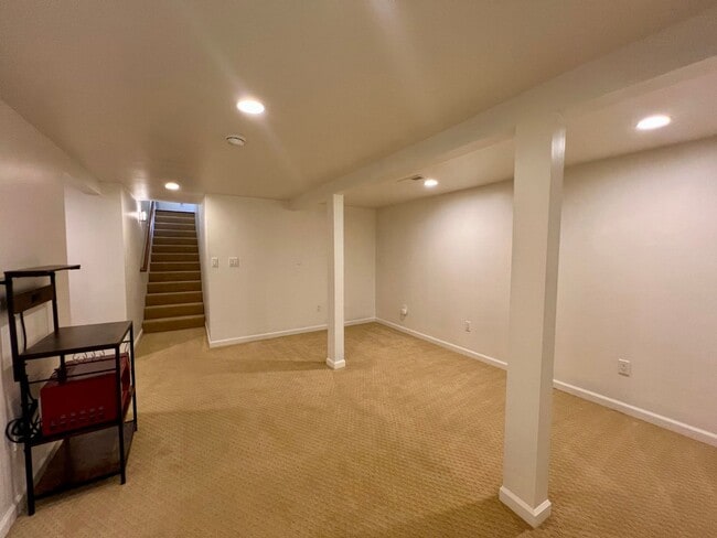 Building Photo - Cozy 1 bedroom with Kitchenette available now! - $1,700/mo