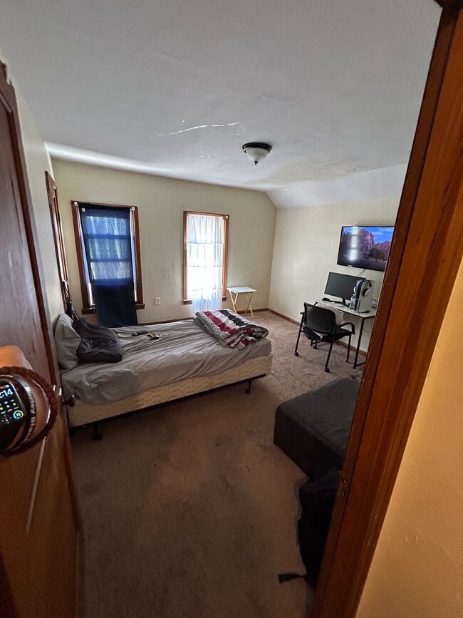 Building Photo - 219 Douglas Ave