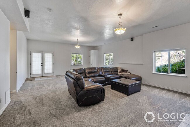 Building Photo - 9223 Silver Lake Dr