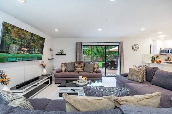 Building Photo - 830 SW 14th Ct