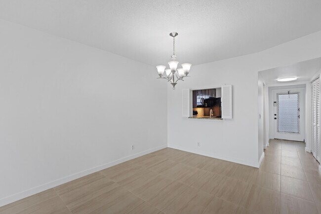 Building Photo - 2840 SW 22nd Ave