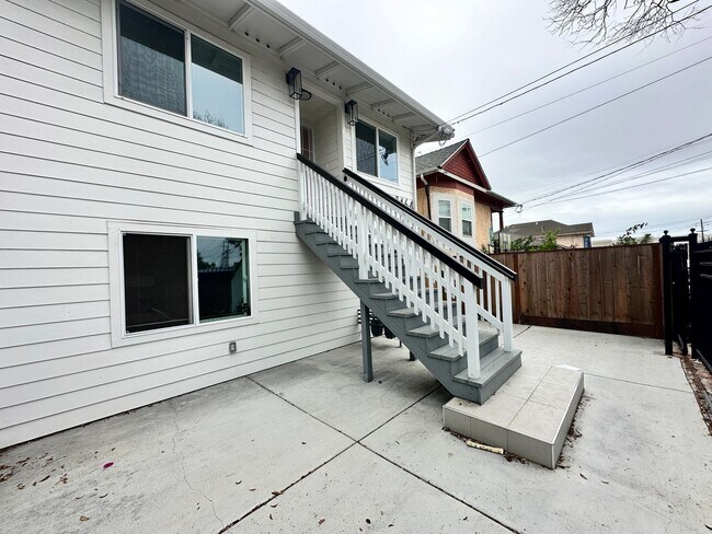 Building Photo - 1464