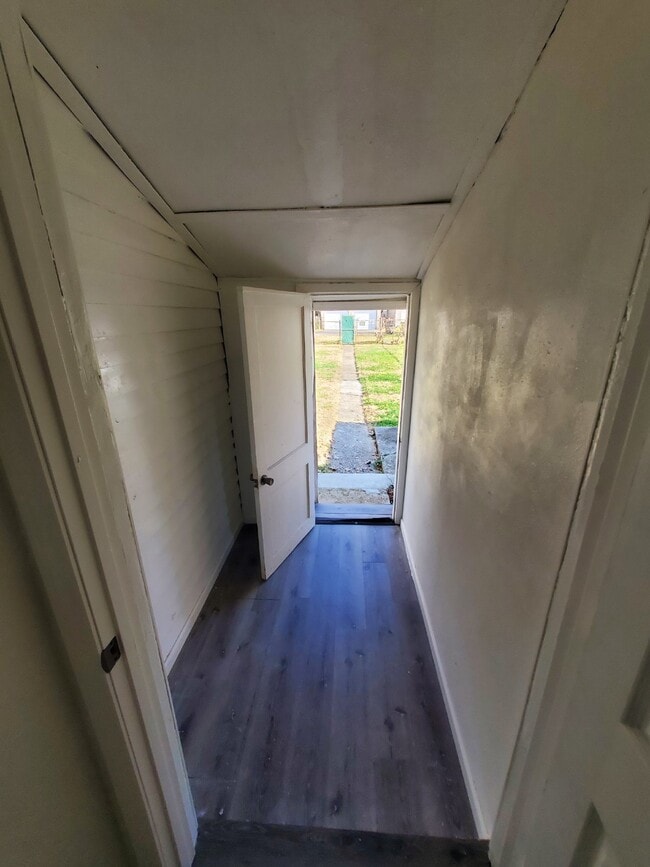 Building Photo - 2 Bedroom on Powell Ave