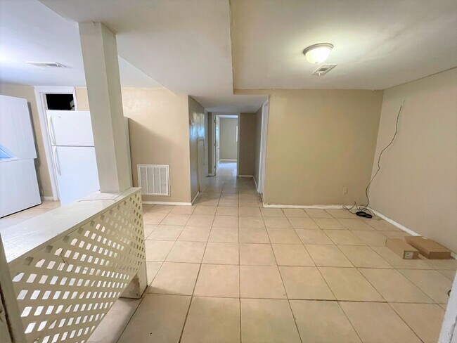 Building Photo - Large Duplex home with giant deck, parking, in quiet neighborhood, Available in June