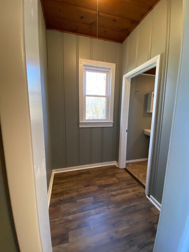 Building Photo - 1203 W State St