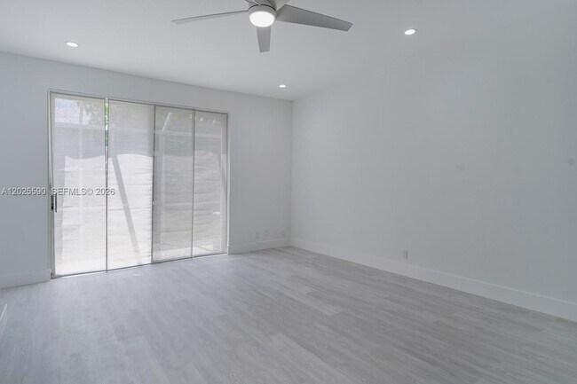 Building Photo - 2098 Madeira Dr