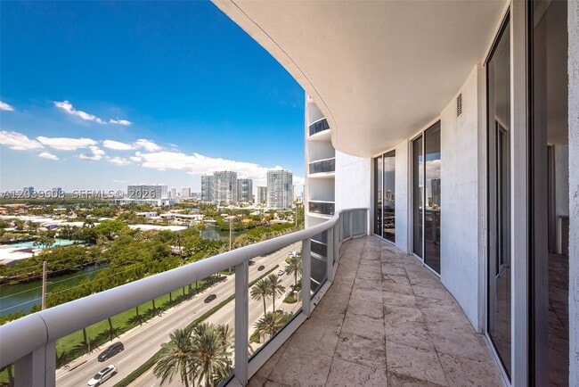 Building Photo - 16001 Collins Ave