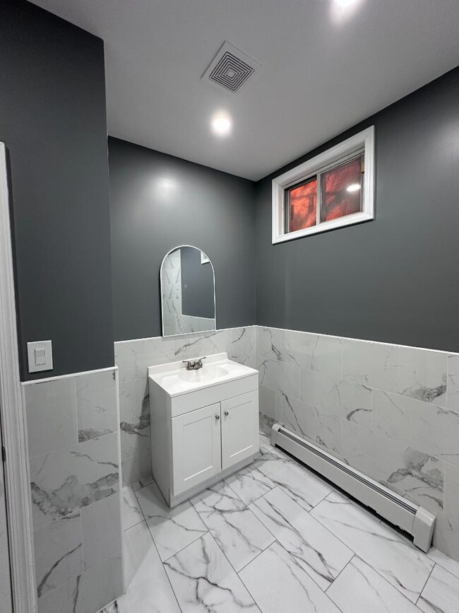 Building Photo - 153 Vine St