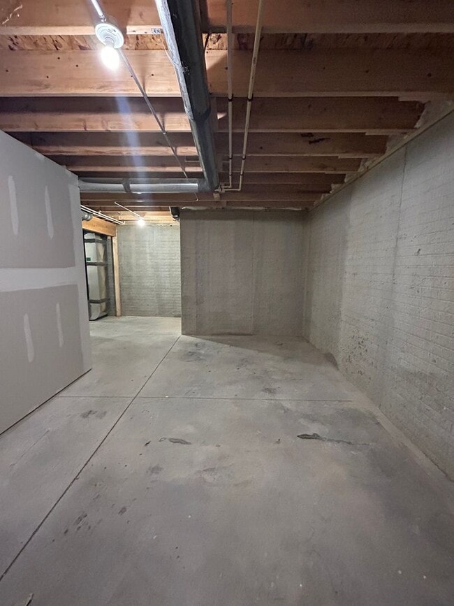 Building Photo - Spacious 4 Bedroom Duplex Near Village Pointe