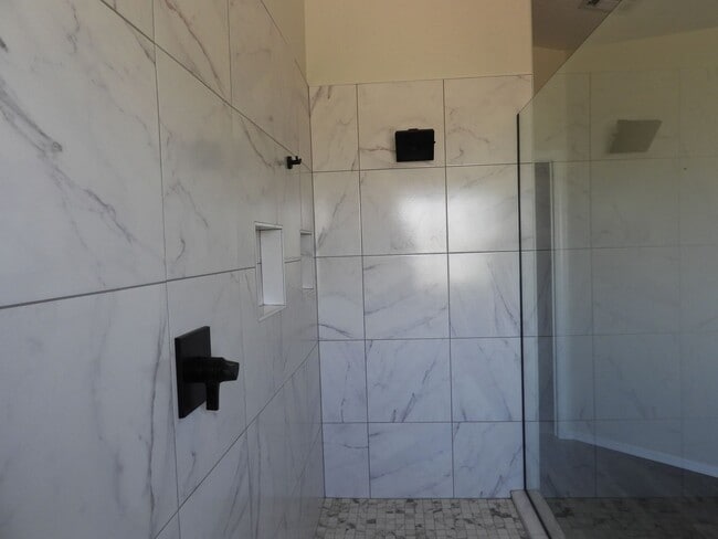 Building Photo - 5 bedroom 3 bath