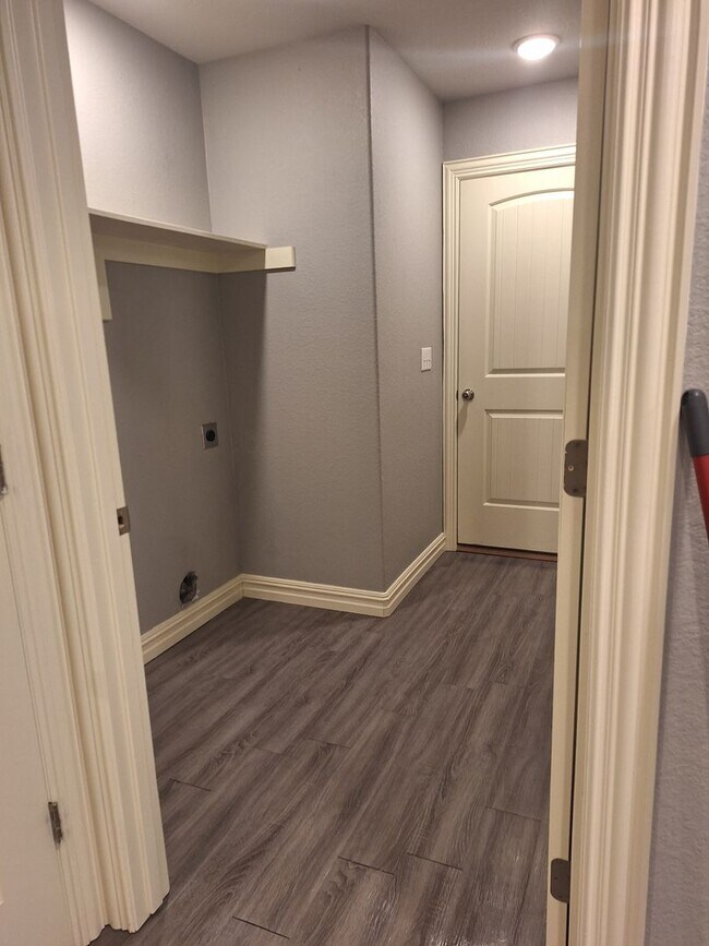 Building Photo - 3 bedroom Duplex