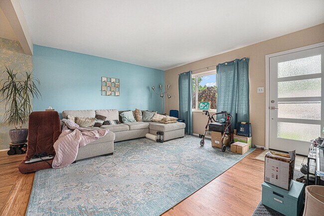 Building Photo - Beautiful 3 Bed 2.5 Single Family Home in ...