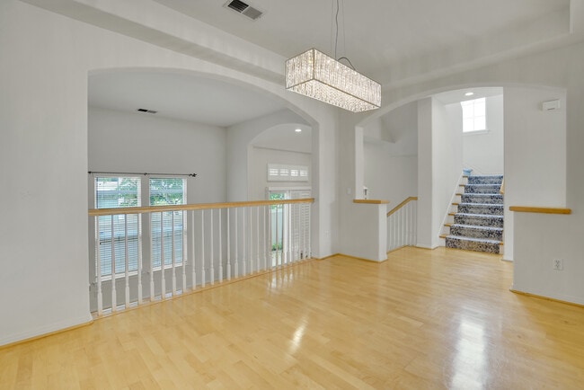 Building Photo - 2889 Plaza del Amo