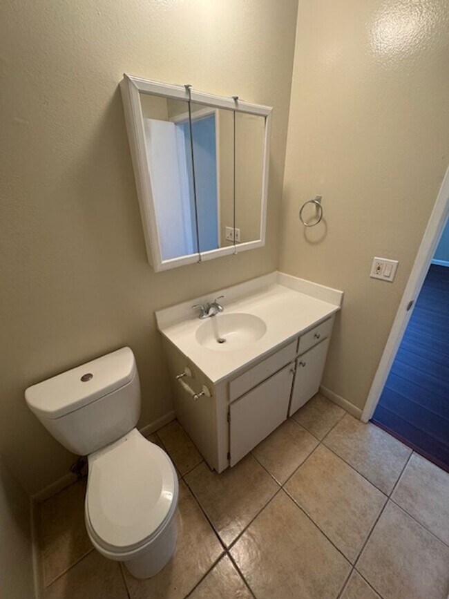 Building Photo - Long Beach 2 bed 1.5 Bath Condo - Pool, Laundry, & Parking included!