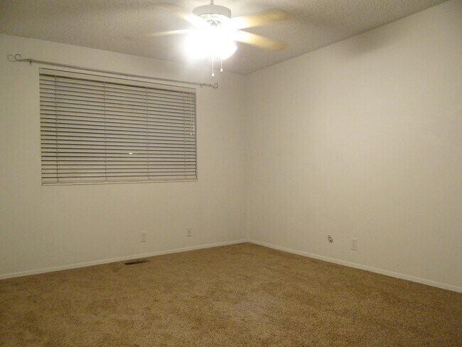 Building Photo - Charming Condo in Meadowbrook Village w 1 ...