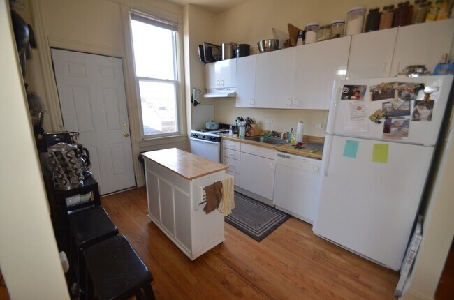 Building Photo - 1155 W Dickens Ave