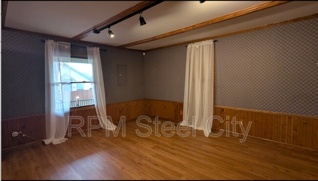 Building Photo - 512-512 1/2 W 10th St