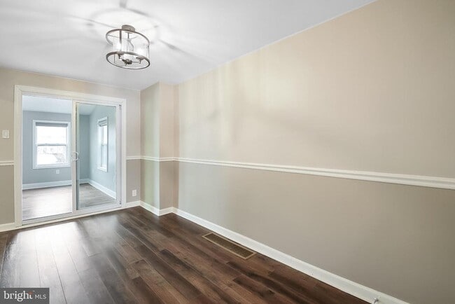 Building Photo - 807 Surrey Ln