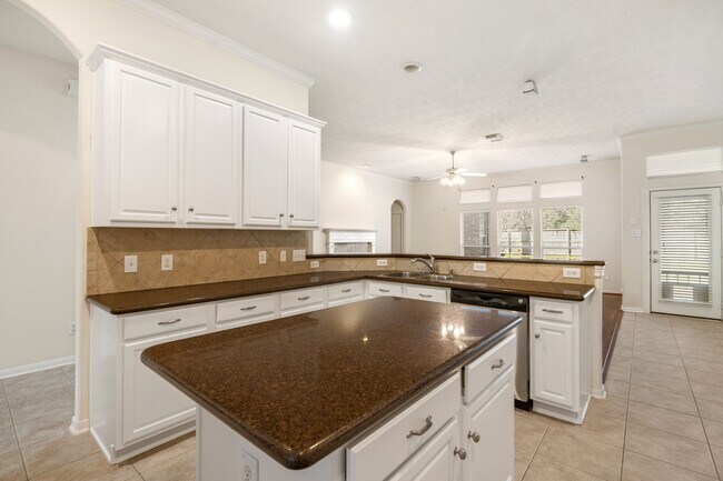 Building Photo - 24915 Pikecrest Dr