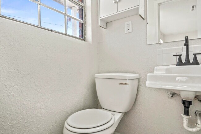 Building Photo - Beautifully Renovated 3 Bedroom Home in KCK Available Now!  1st Month's Rent is FREE!