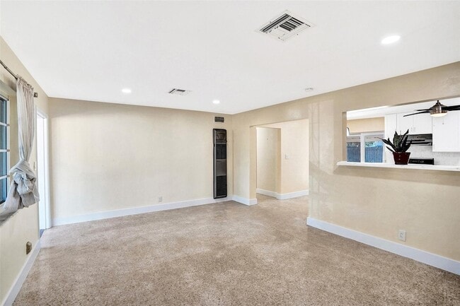 Building Photo - 820 SE 4th Ave