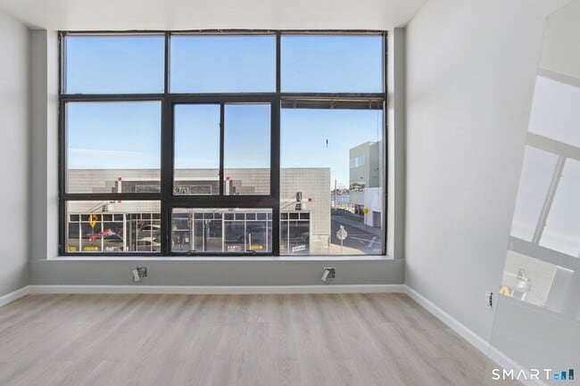 Building Photo - 215-219 Bank St