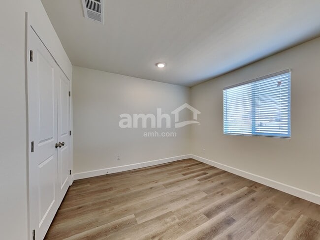 Building Photo - 127 Charmante Tulip Ln