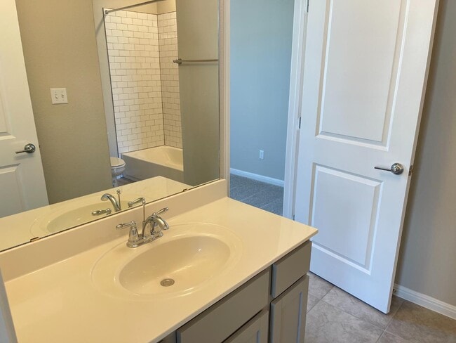 Building Photo - 1015 Vista View Dr