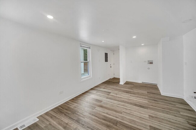 Building Photo - 37544 Columbus Ave