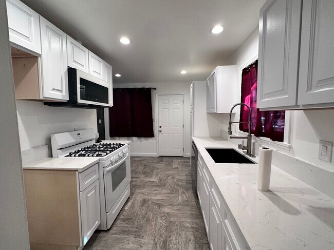 Building Photo - 45322 Saigon Ave