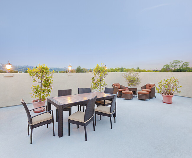 Roofdeck with 360 view of San fernando Valley - 4443 Moorpark Way