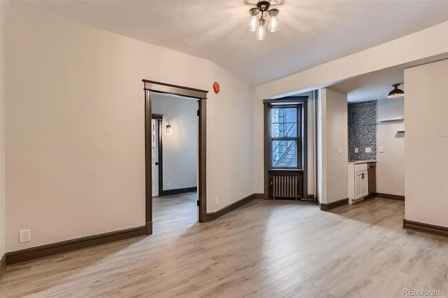 Building Photo - 215 E 11th Ave