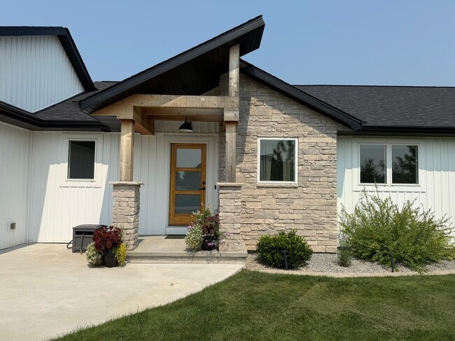 Building Photo - Executive Rental – Custom 5-Bedroom, 3.5-B...