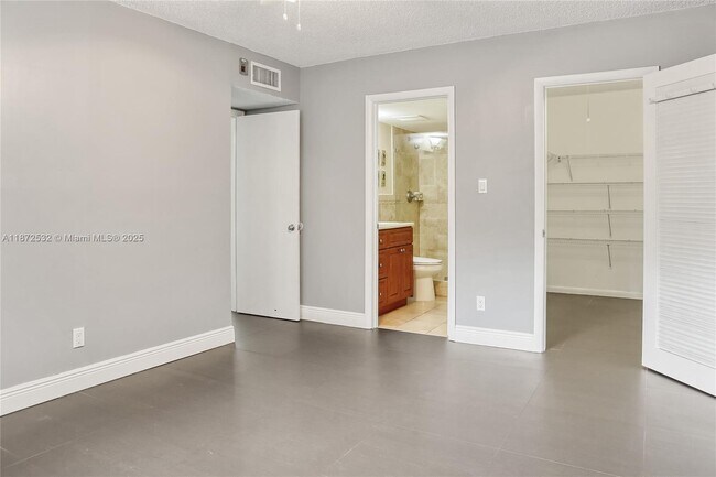 Building Photo - 13720 SW 90th Ave