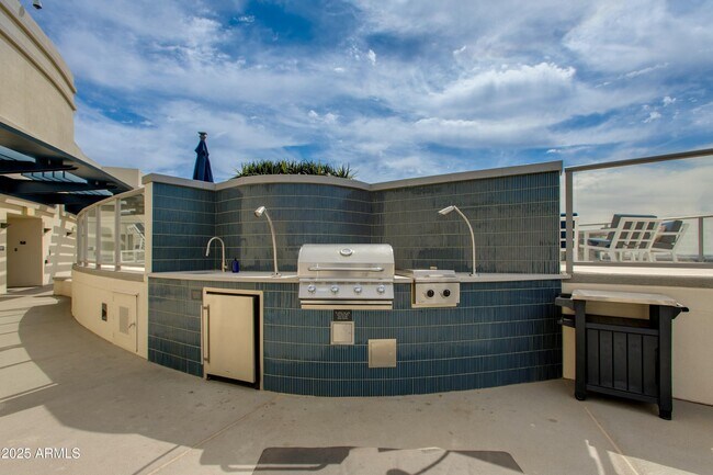 Building Photo - 2211 E Camelback Rd