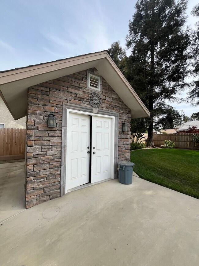 Building Photo - Beautiful Southside Visalia Home! Coming Soon!