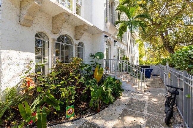 Building Photo - 1559 Michigan Ave