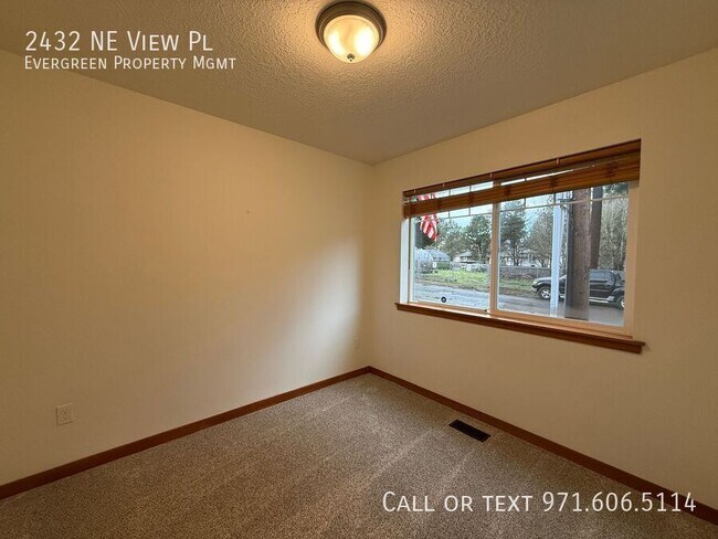 Building Photo - 2432 NE View Pl